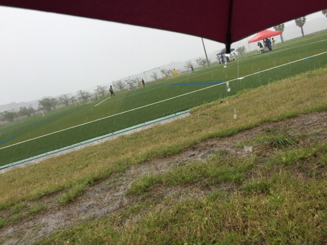 雨の日でも快適にサッカー観戦できる便利アイテム フットボールジャンキー