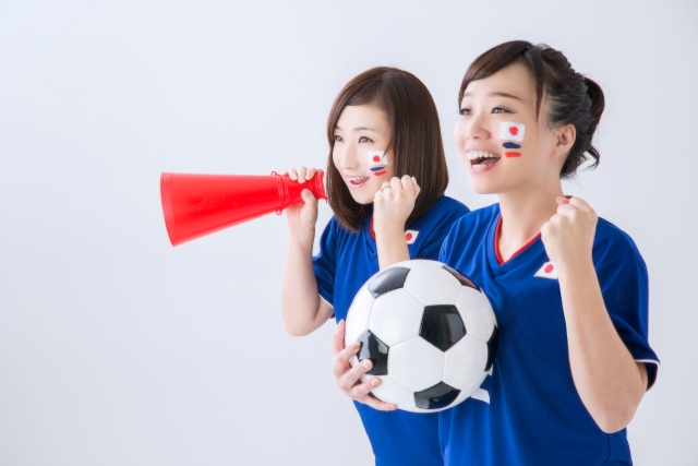 サッカーの試合を応援する女性